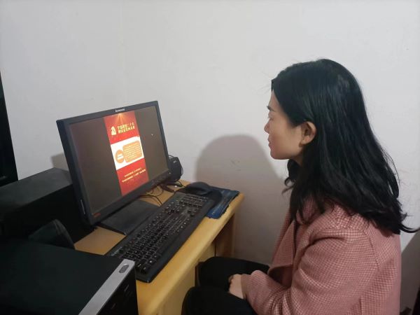 党员收看4.jpg 党员收看4.jpg